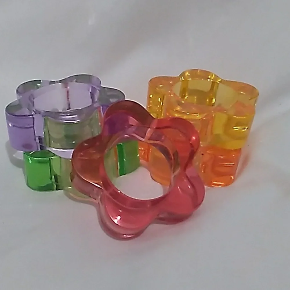 Crate & Barrel Lucete Multi Color Daisy Napkin Rings Set Of 5 (B5)